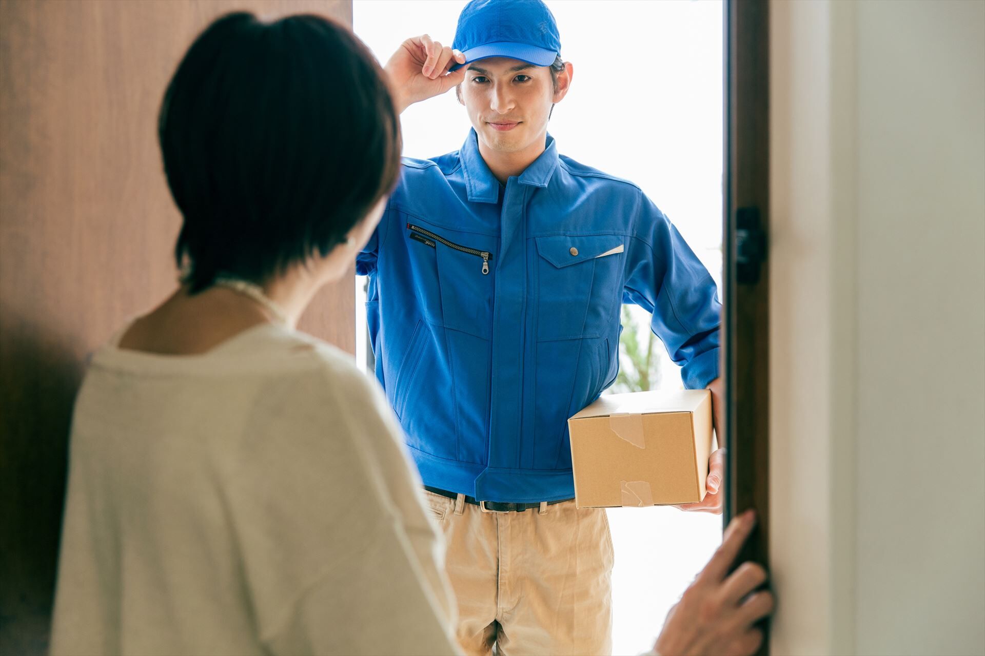 顧客に挨拶するスタッフ (1)